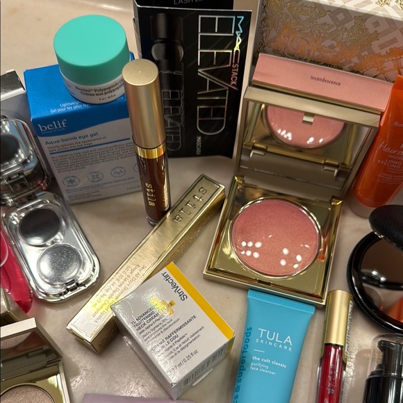 Dior Gold Beauty Set with Skincare and Makeup - Picture 3 of 9